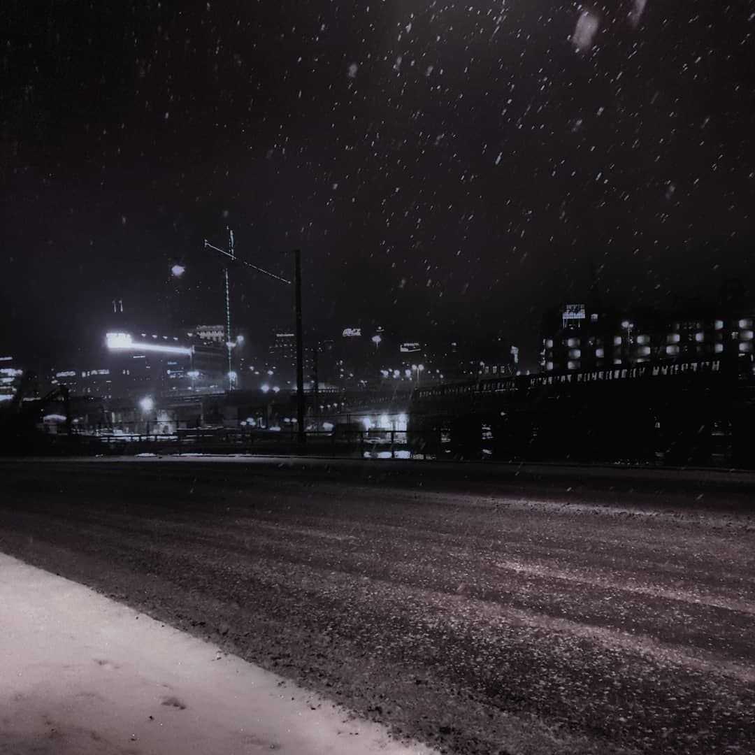 Рос он ночью. Зимняя ночь Эстетика. Зимняя ночь в городе. Зима Эстетика ночь. Снег ночью в городе.