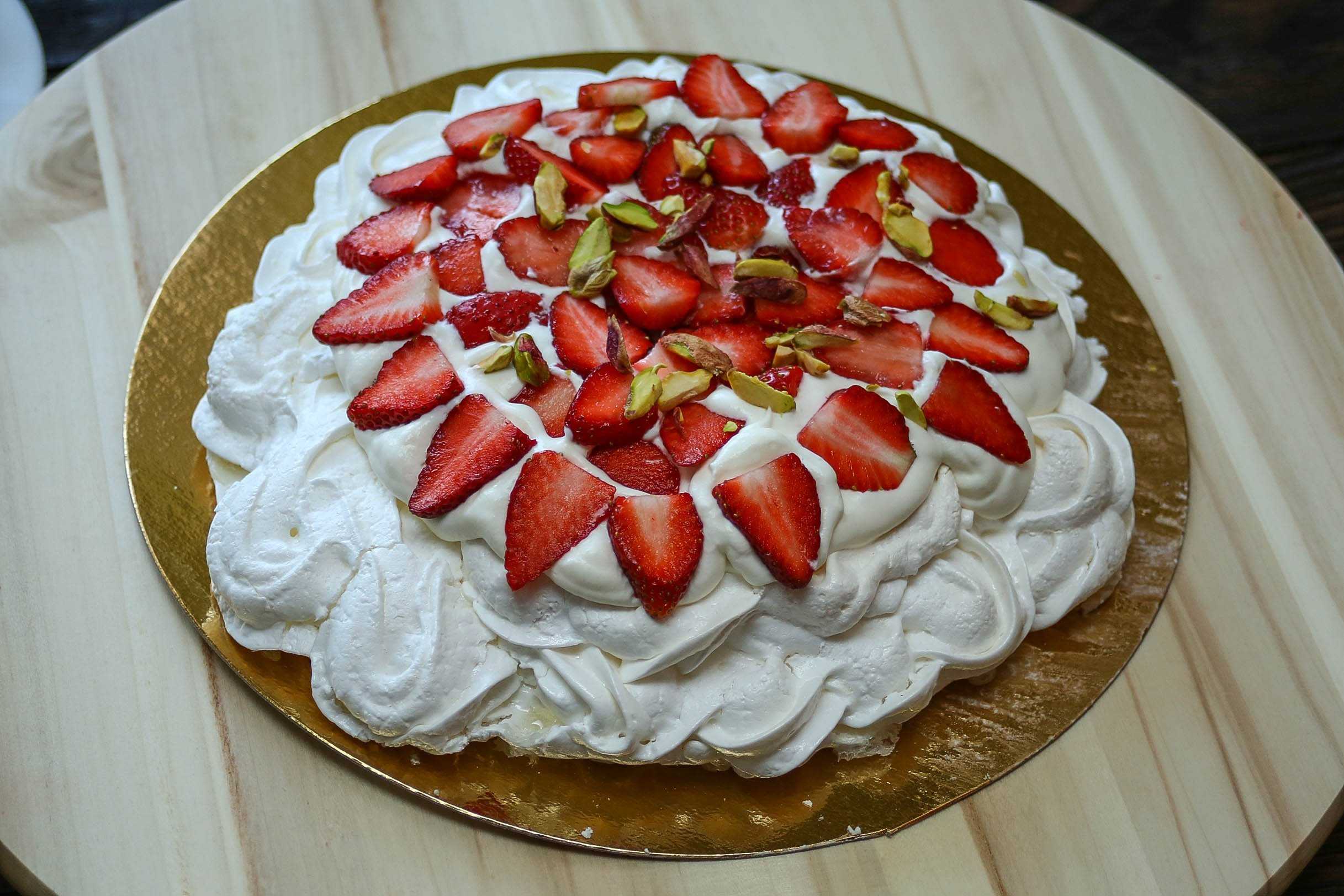 Торт с клубникой и сливками