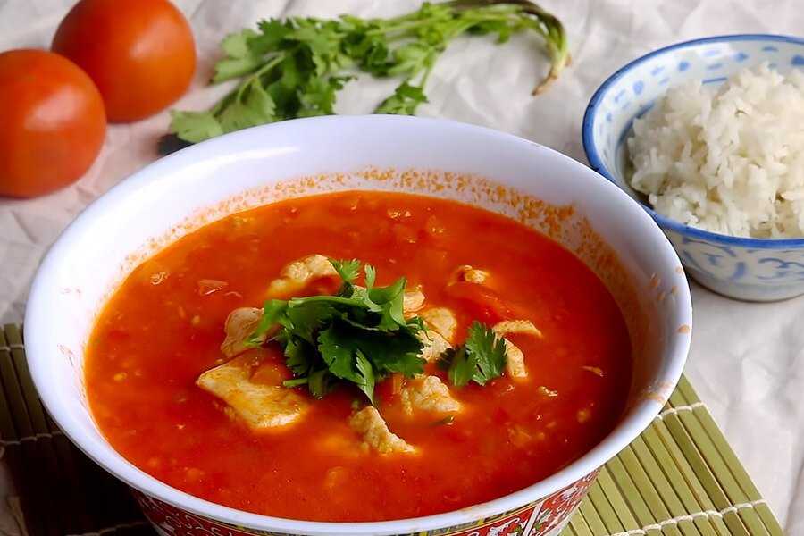 Рыбный суп из томатной консервы. Томатный рыбный суп. Юккедян суп. Томатный суп с рыбой. Рыбный суп с томатами.