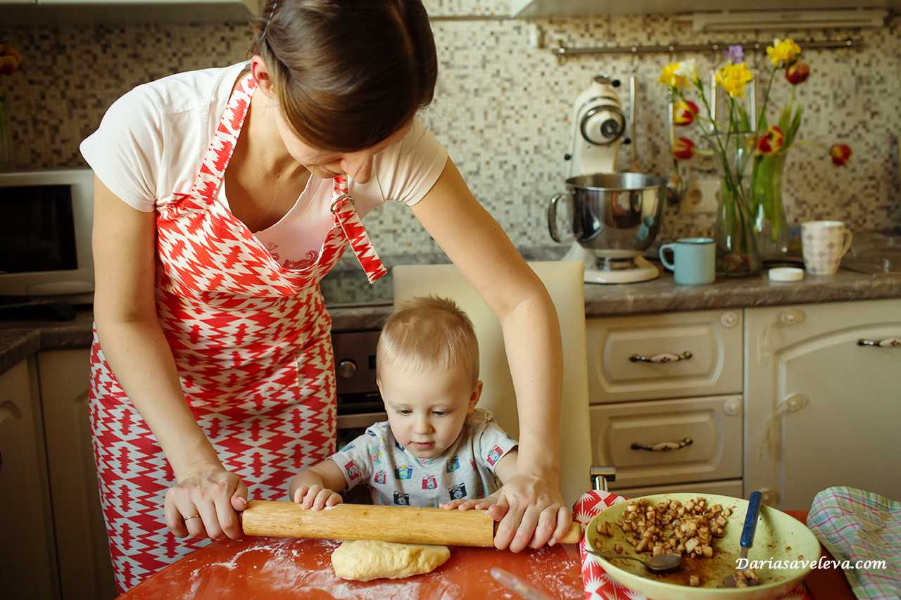 Маму стоя на кухне. Дети пекут пироги. Мама с ребенком на кухне. Мама с дочкой пекут пироги. Девочка готовит.