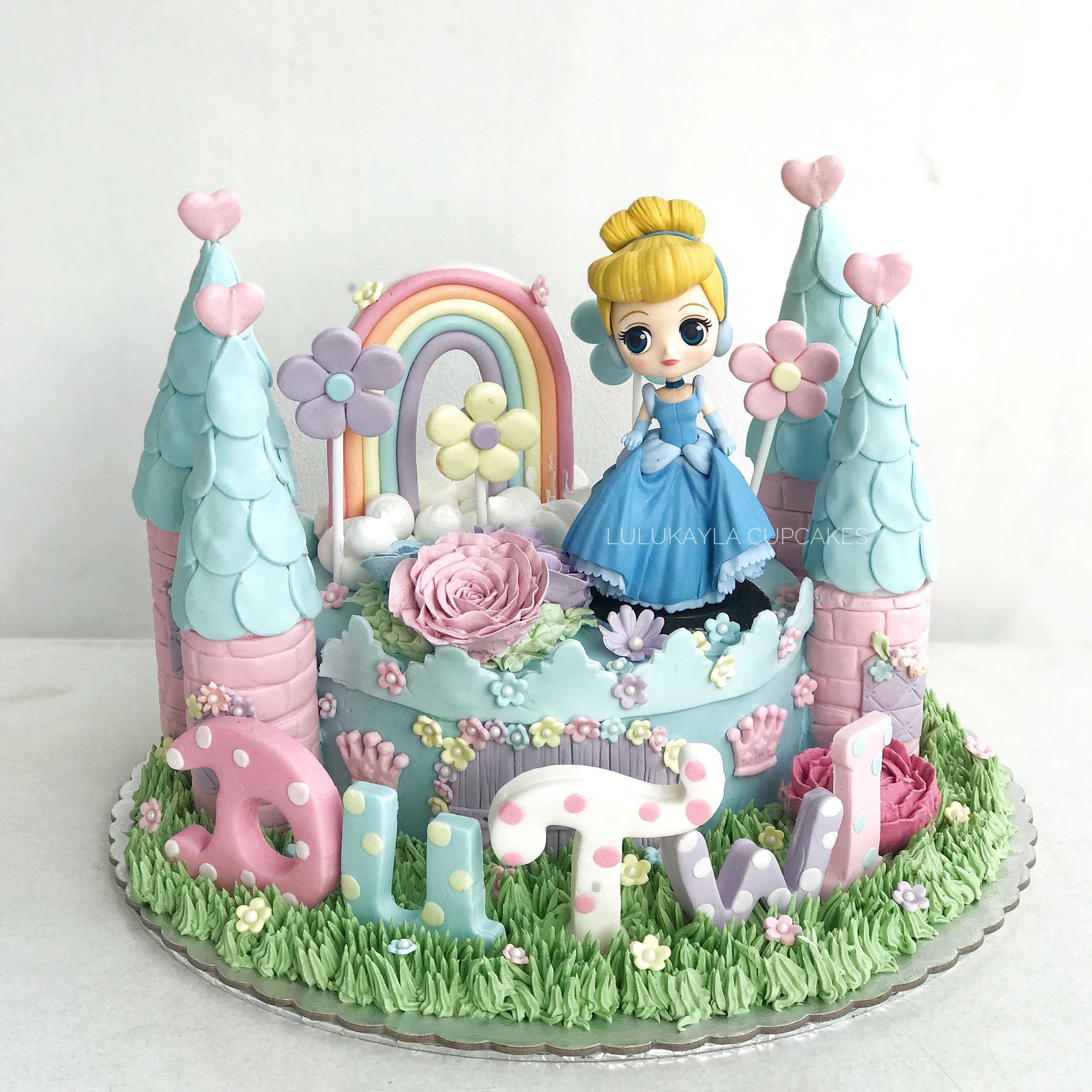 Торт для девочки с принцессой. Принцесса Диснея Киндерелла замок. Торт девочка. Торт с принцессами. Торт с принцессами для девочки.