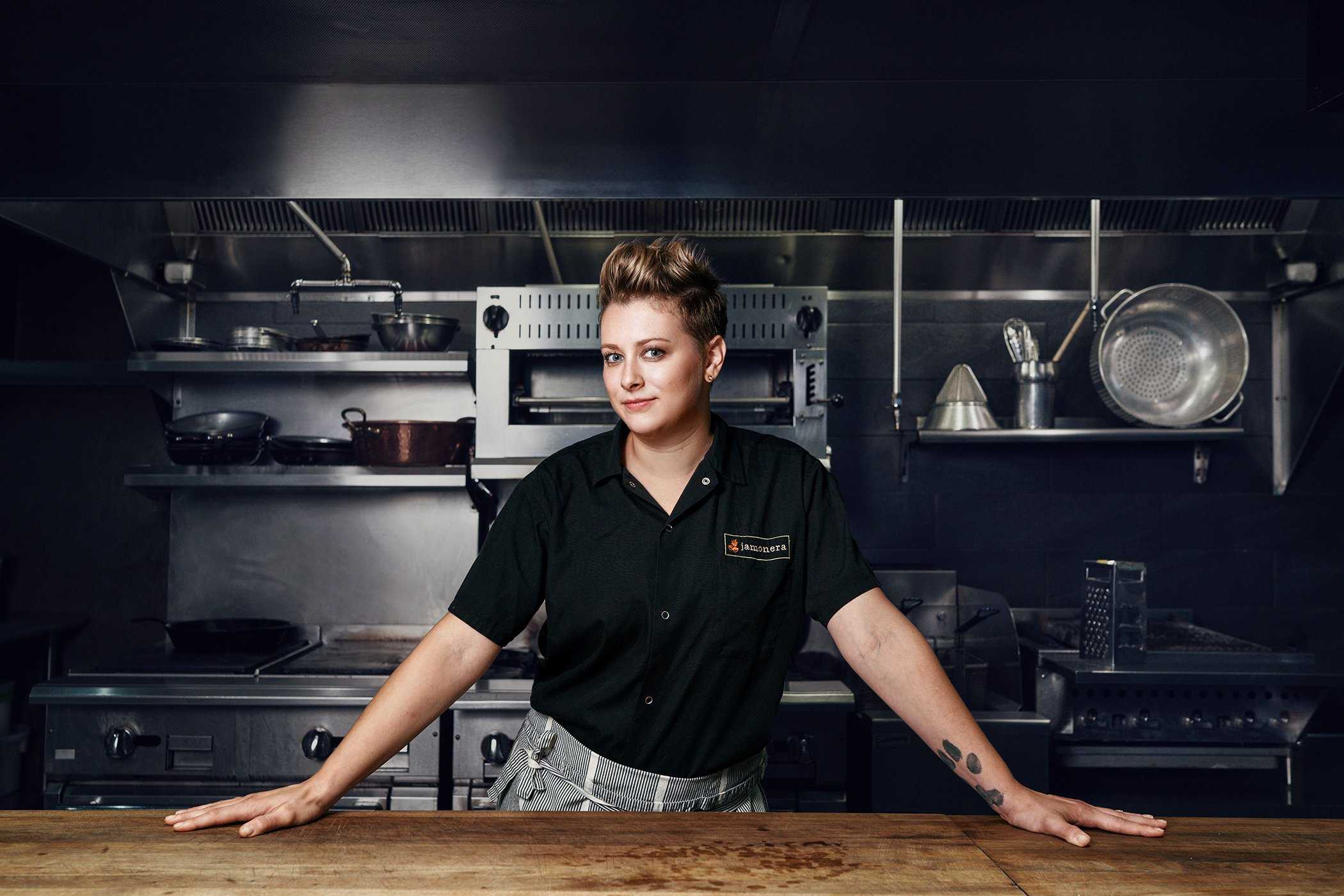 Lady chef. Кэти Ардингтон шеф повар. Алиса Полунина шеф-повар. Девушка повар.
