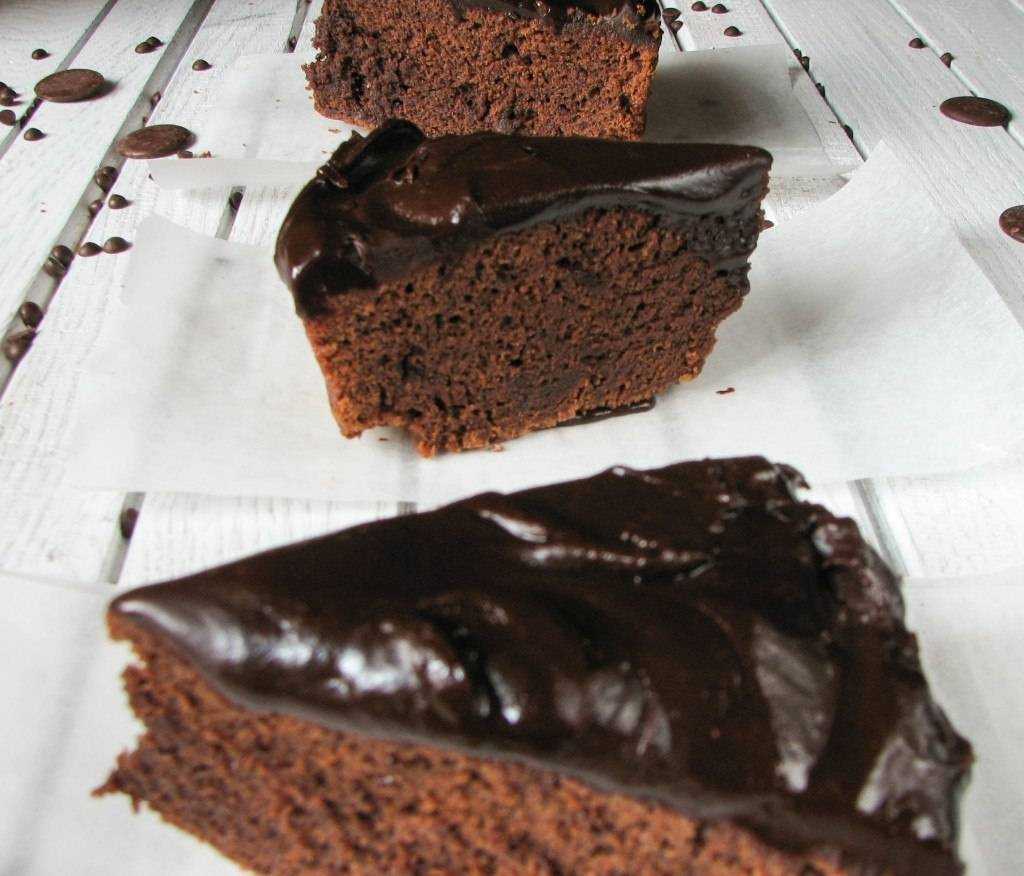 Простой рецепт шоколадного торта с фото. Шоколадный бисквит Брауни. Шоколадный бисквит с ганашем. Шоколадный пирог домашний. Пирог домашний шоколад.