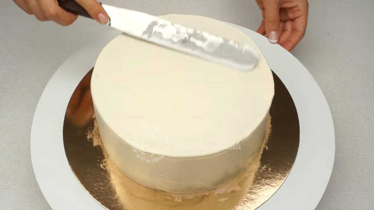 Торты без выравнивания кремом. Крем для выравнивания торта. Ровный торт. Выровненный торт. Машина для выравнивания торта.