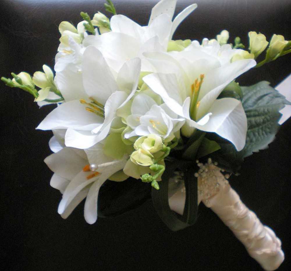 Букет невесты лилии белые