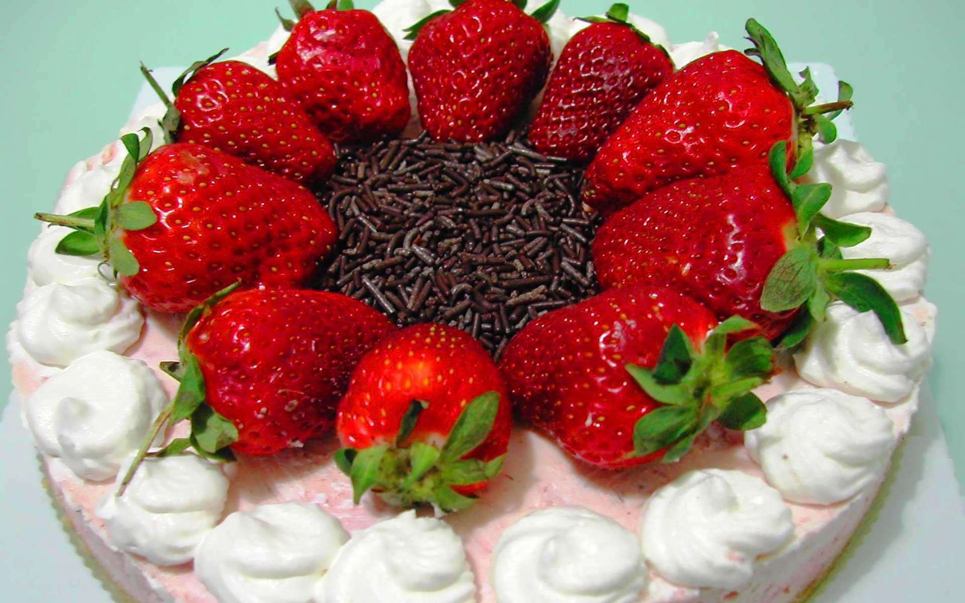 Декор торта клубникой