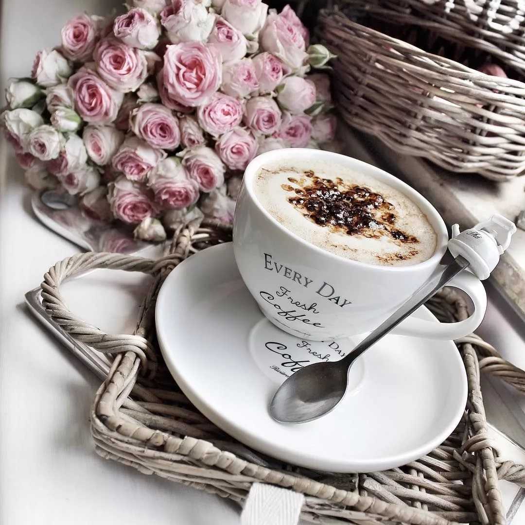 Открытки с чашкой кофе доброе. Кофе и цветы. Утро кофе цветы. Стильные пожелания с добрым утром. Доброго дня с чашечкой кофе.