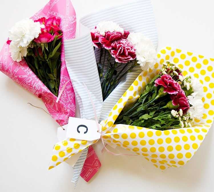 Как красиво упаковать цветы в бумагу пошагово. Упаковка для цветов. Красивая упаковка букета. Букет цветов в упаковке. Упаковка цветов в бумагу.