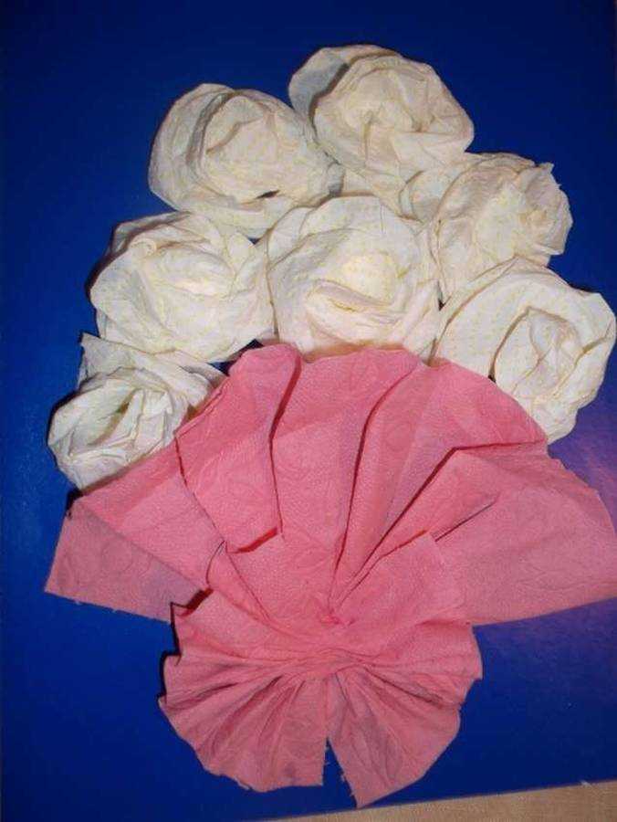 Букет из туалетной бумаги. Цветы из туалетной бумаги. Букет из салфеток. Цветы из салфеток и туалетной бумаги. Розочка из туалетной бумаги.
