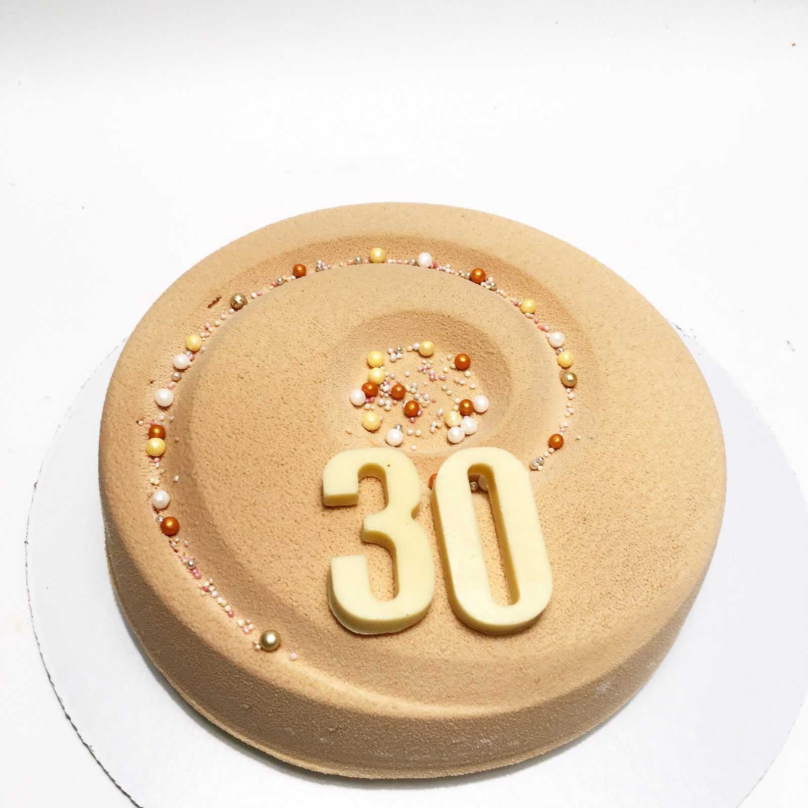 30 лет день рождения приколы. Торт на 30 лет. Торт на юбилей 30 лет. Украшение торта на 35 лет. Торт на день рождения 30 лет девушке.