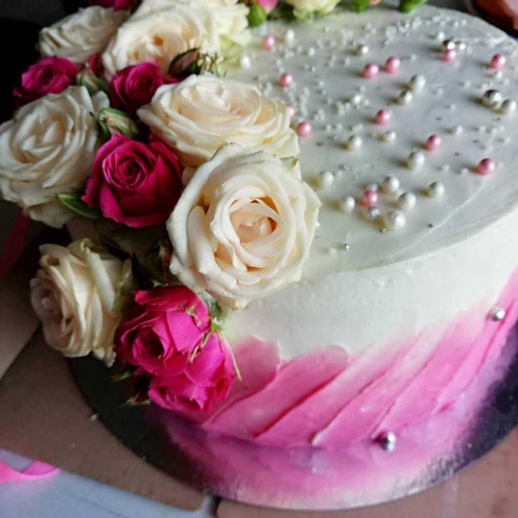 Торт украшенный цветами живыми