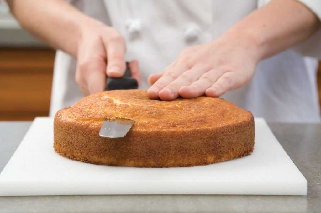 Сколько выпекать торт. Разрезание бисквита. Нож для разрезания бисквита. Нож для разрезания бисквита на коржи. Для разрезания коржей бисквита.