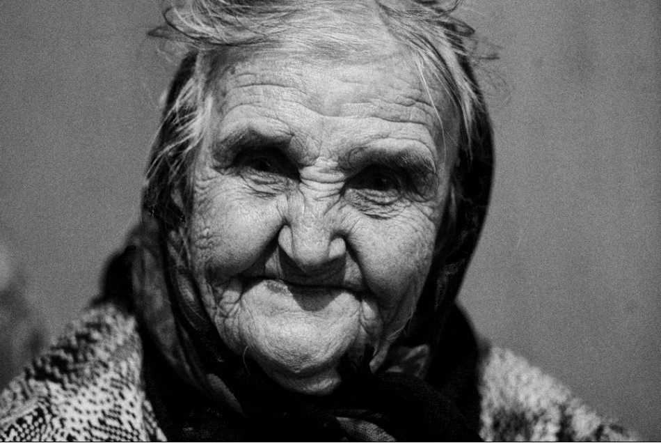 Старые тетки рассказ. Фото бабушки. Старая бабушка. Мудрая бабушка. Старенькая бабушка.