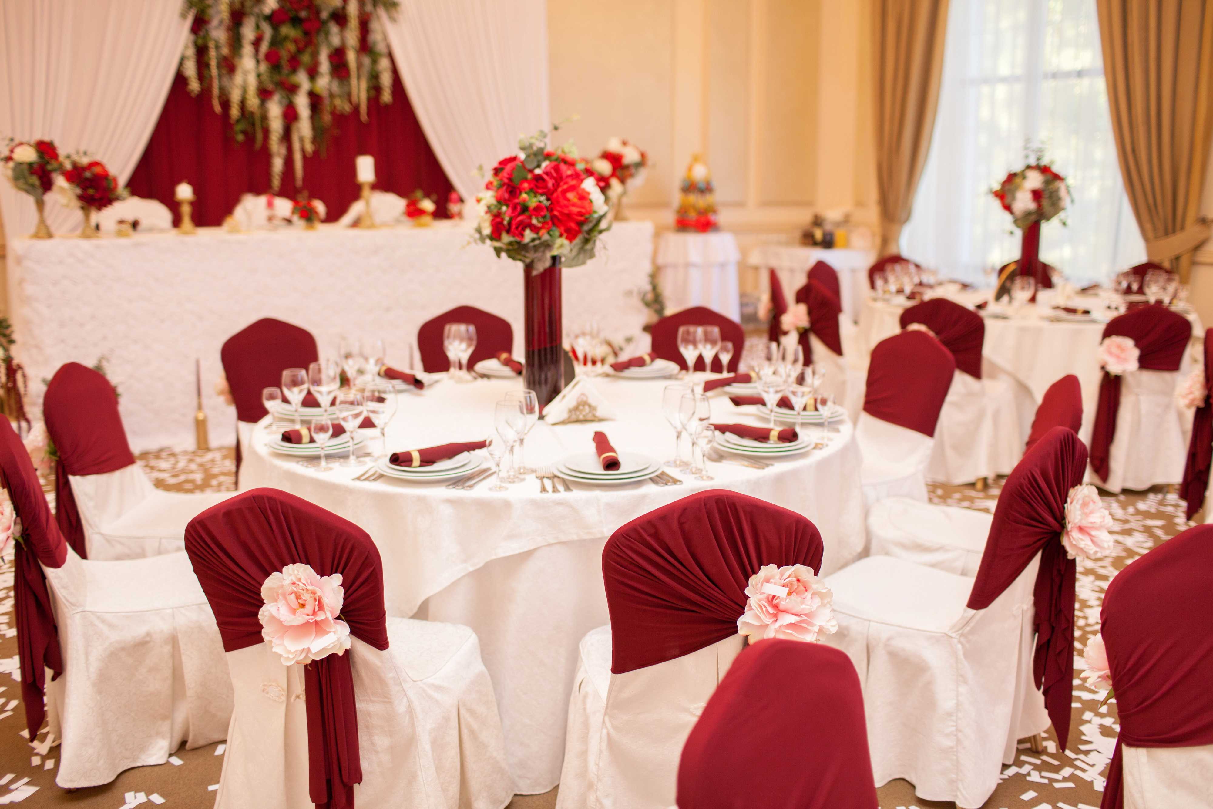 Украшение свадебного зала в бордовом цвете
