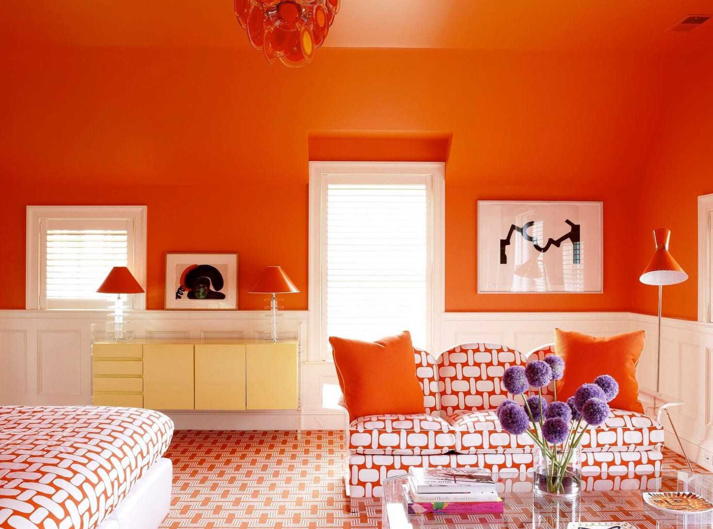 оранжевые стены и белая мебель