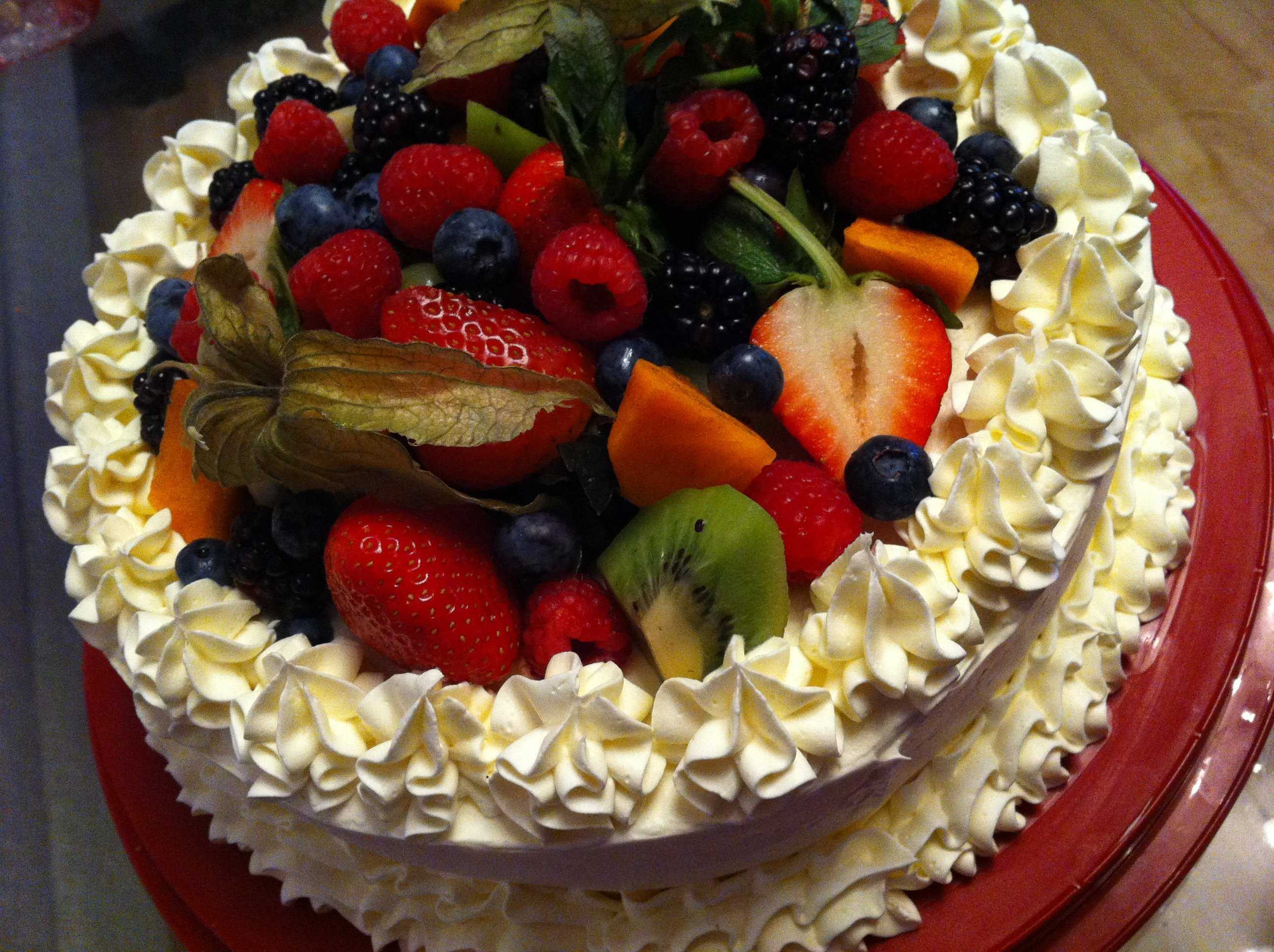 Украшение торта фруктами и ягодами. Украшение торта ягодами. Торт украшенный фруктами. Красиво украсить торт фруктами.