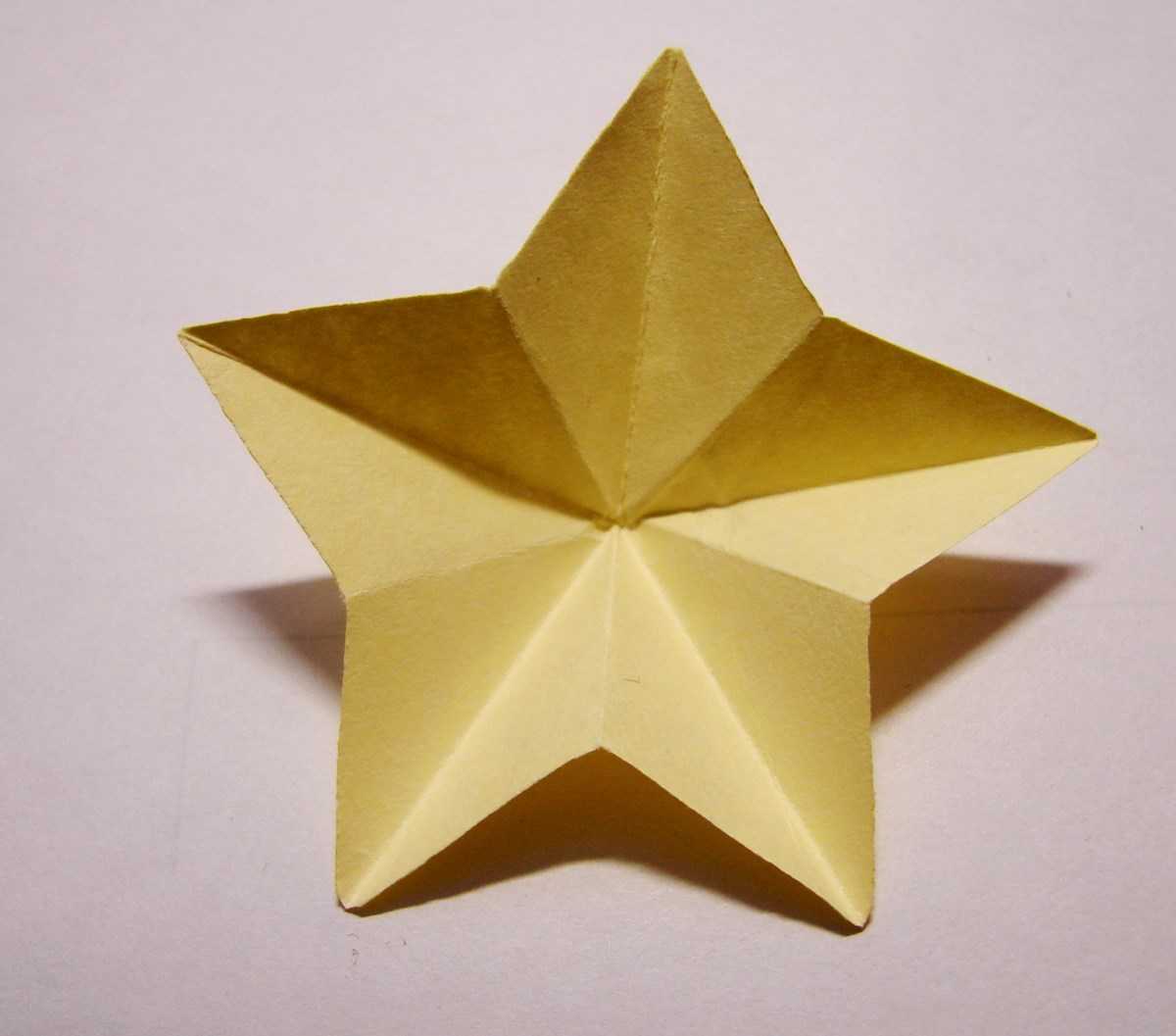 Сделать звезду из бумаги на 9. Объемная звезда. Поделка звезда. Поделка объемная звезда. Объемная звезда из бумаги.
