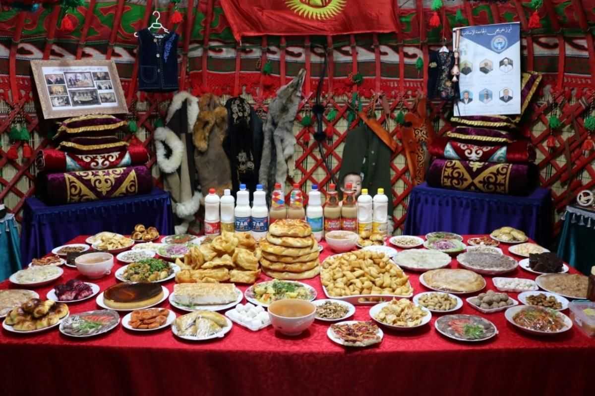 Киргизы блюда. Национальная еда Киргизии. Ош дасторкон. Национальная кухня киргизов. Национальная кухня кыргызов.