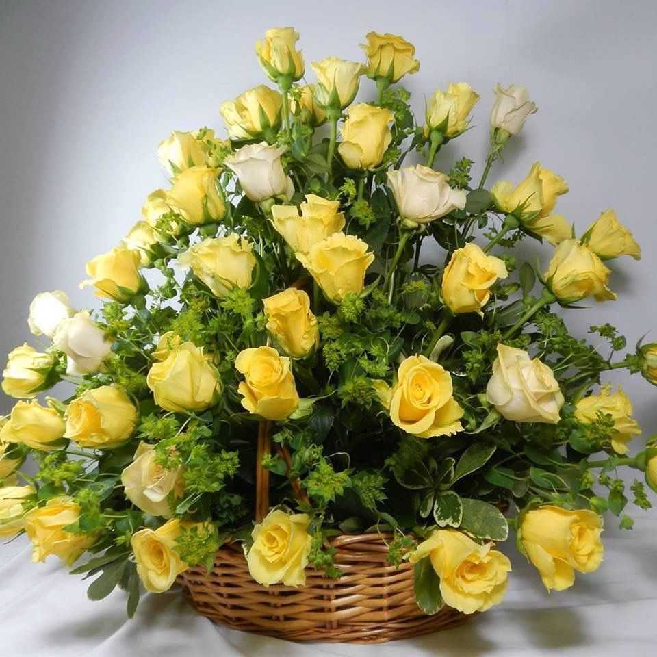 Желтые розы в корзине