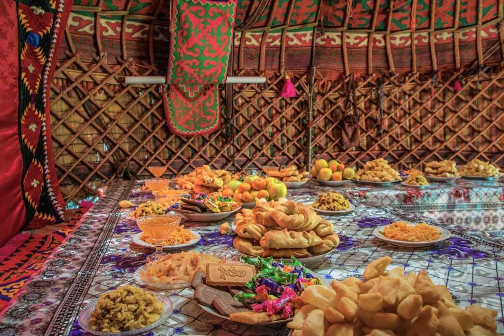 Киргизы блюда. Национальная еда Киргизии. Национальные блюдо Киргизии Нооруз. Дастархан Киргизия. Кыргызкая традицонные блюда.