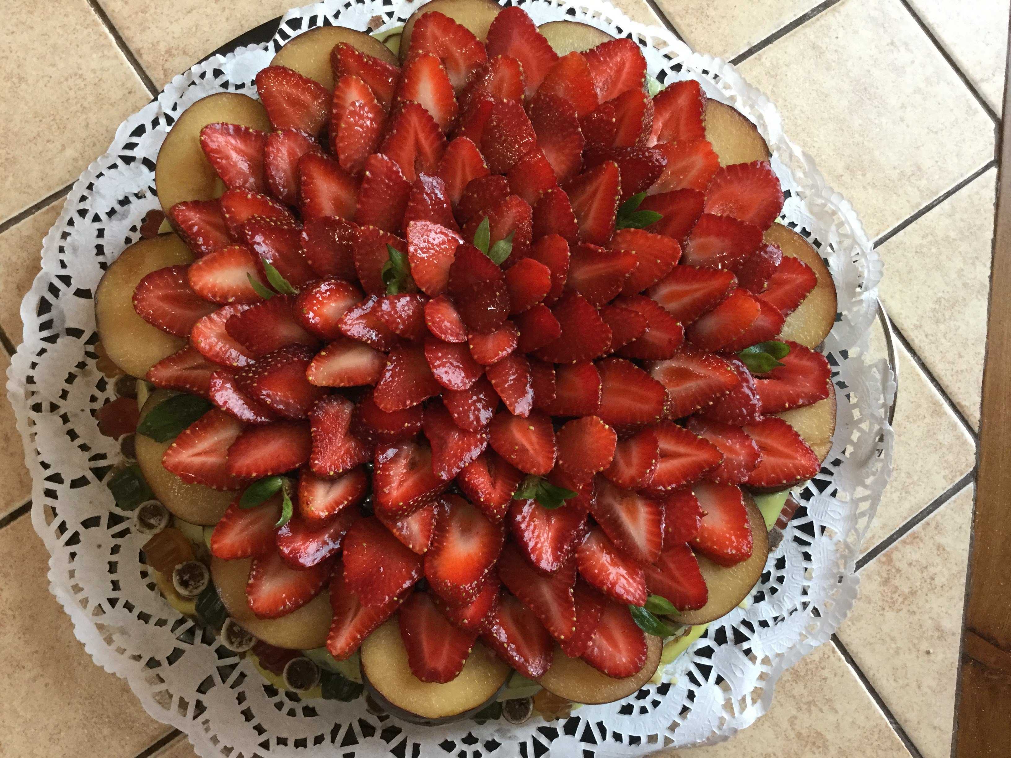 Торт с клубникой и голубикой фото