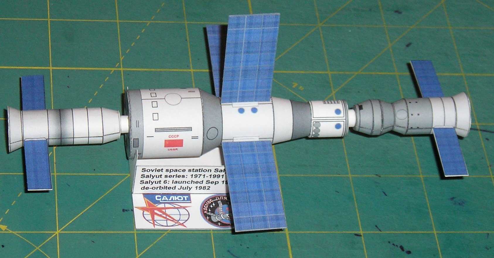Как сделать спутник. Салют-6 орбитальная станция макет. МКС модель 1/144. Космический корабль Аполлон из бумаги. Космическая станция поделка.