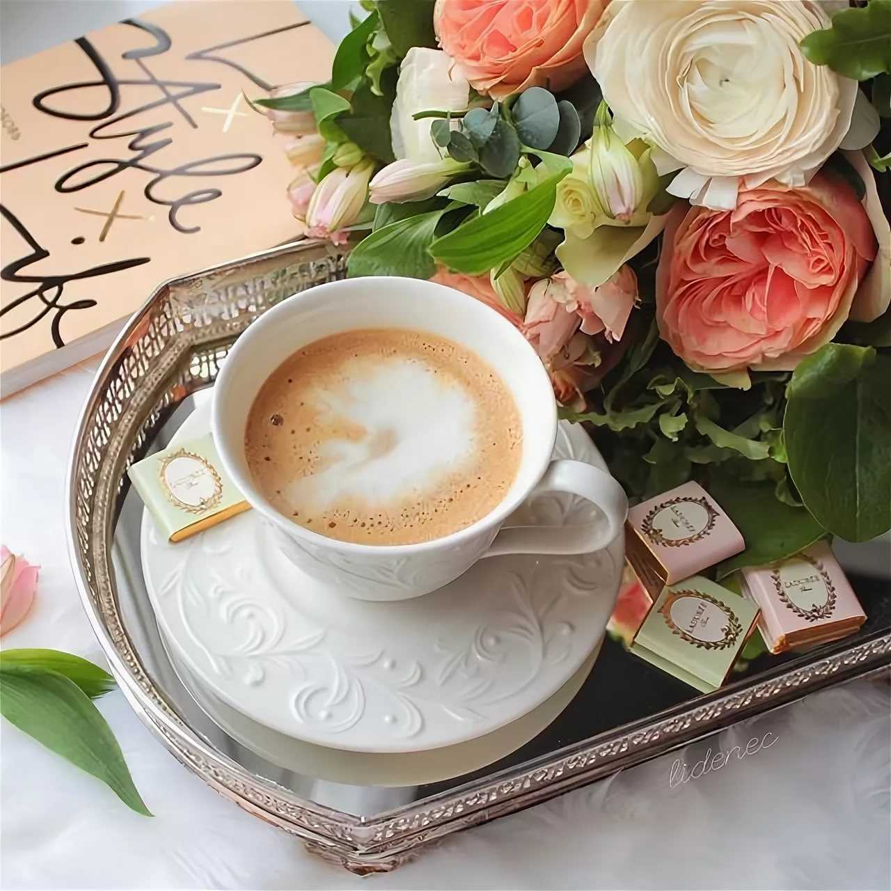 Доброе утро картинки кофе. Кофе и цветы. Доброе утро кофе. С добрым утром кофе. Чудесного кофе с утра.