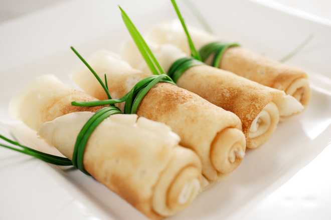 Как красиво оформить и подать блины на праздничный стол