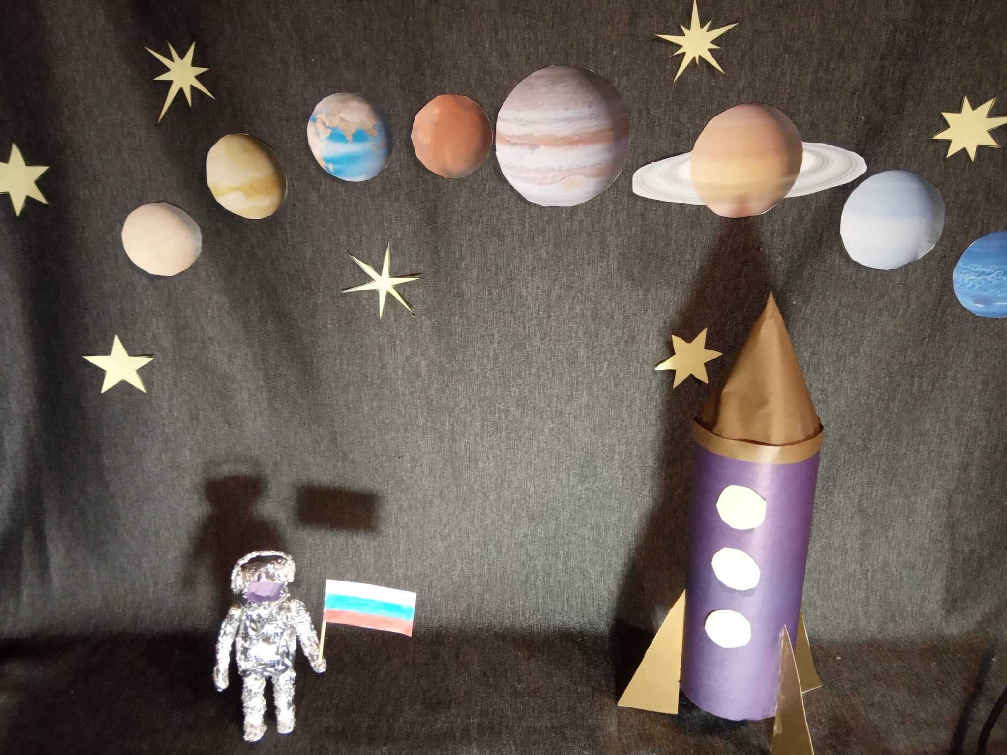 Сделать поделку на тему космос. Конкурс поделок ко Дню космонавтики в детском саду. Полелка на темускосмос. Паделка на туму космас. Под делка на тему космос.