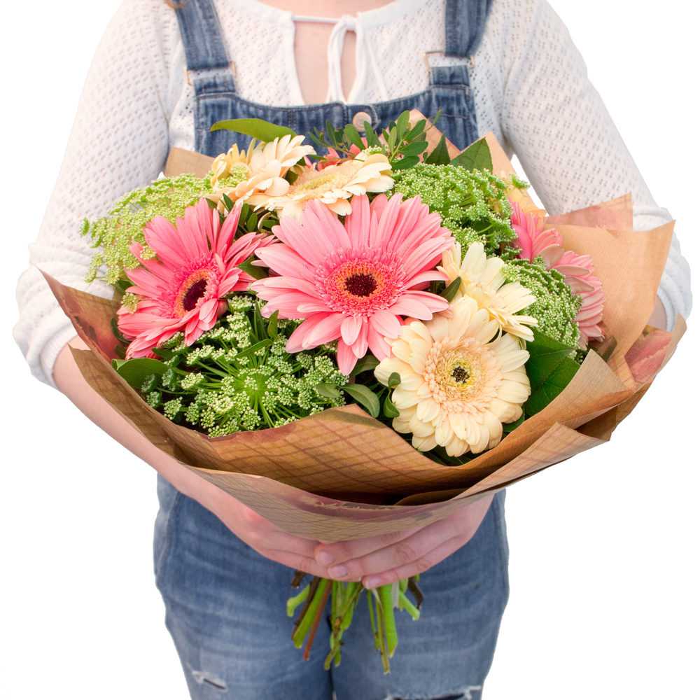 Какие подарить цветы маме на день рождения. Букет "женщине". Букет на 50 лет женщине. Цветы в подарок женщине. Букет для 50 летней женщины.
