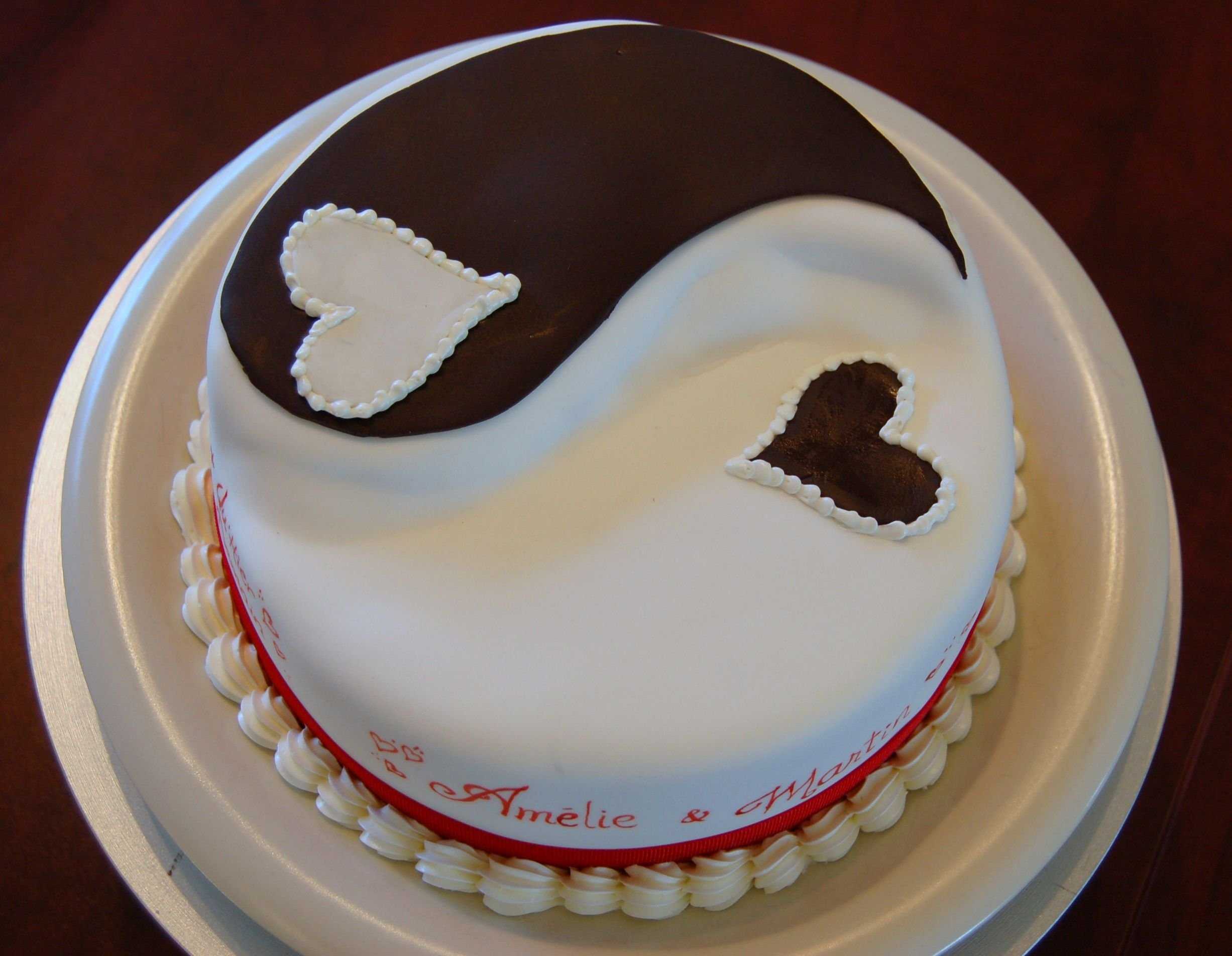 Торт 3 желания. Торт Инь Янь кремовый. Украшение торта на двоих. Торт на день рождения для двоих. Свадебный торт Инь Янь.