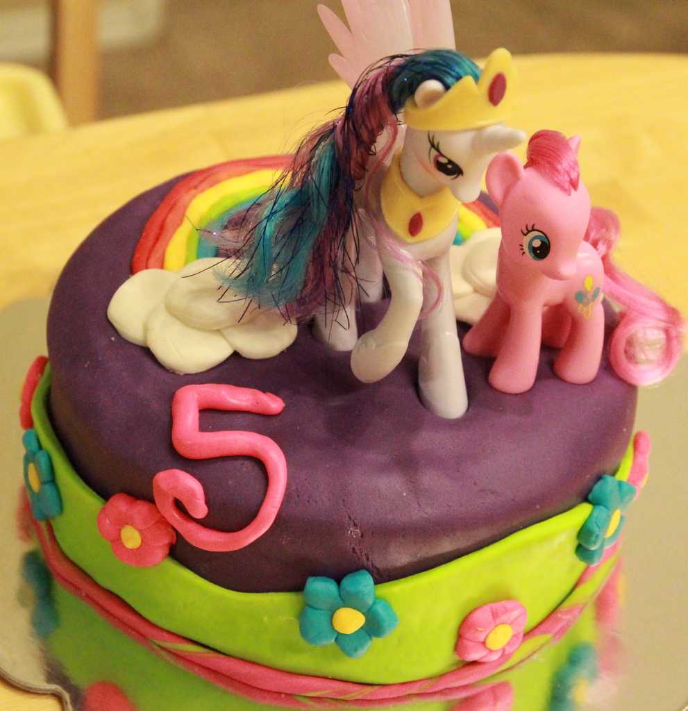 My little pony рецепты. Торт с Санни пони. Торт с фигуркой пони. Торт пони 7 лет. Фигурки пони в тортиках.