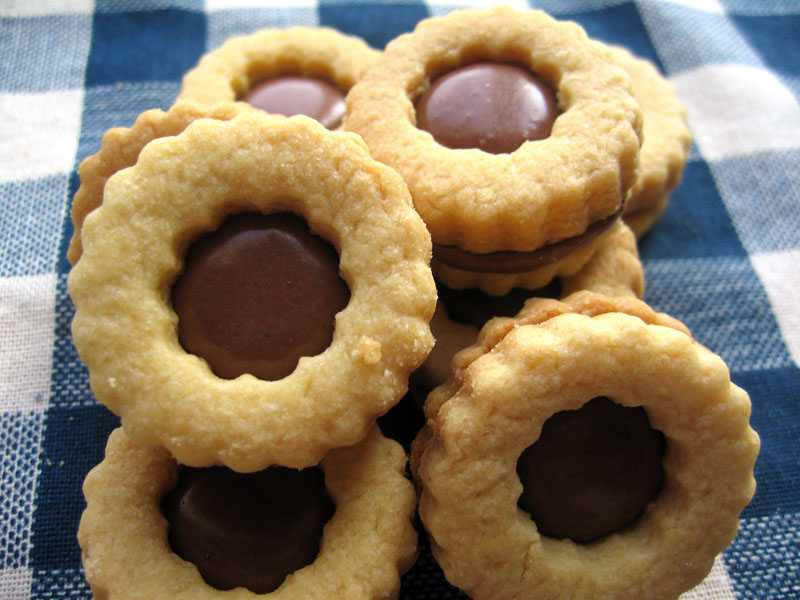 Песочное печенье с джемом и шоколадом