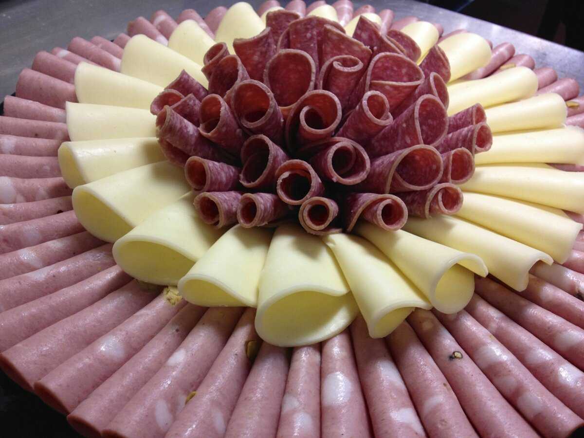 Торт из пива: из бутылок и банок, с колбасой, рыбой и другими продуктами, на 23 февраля, день рождения, новый год