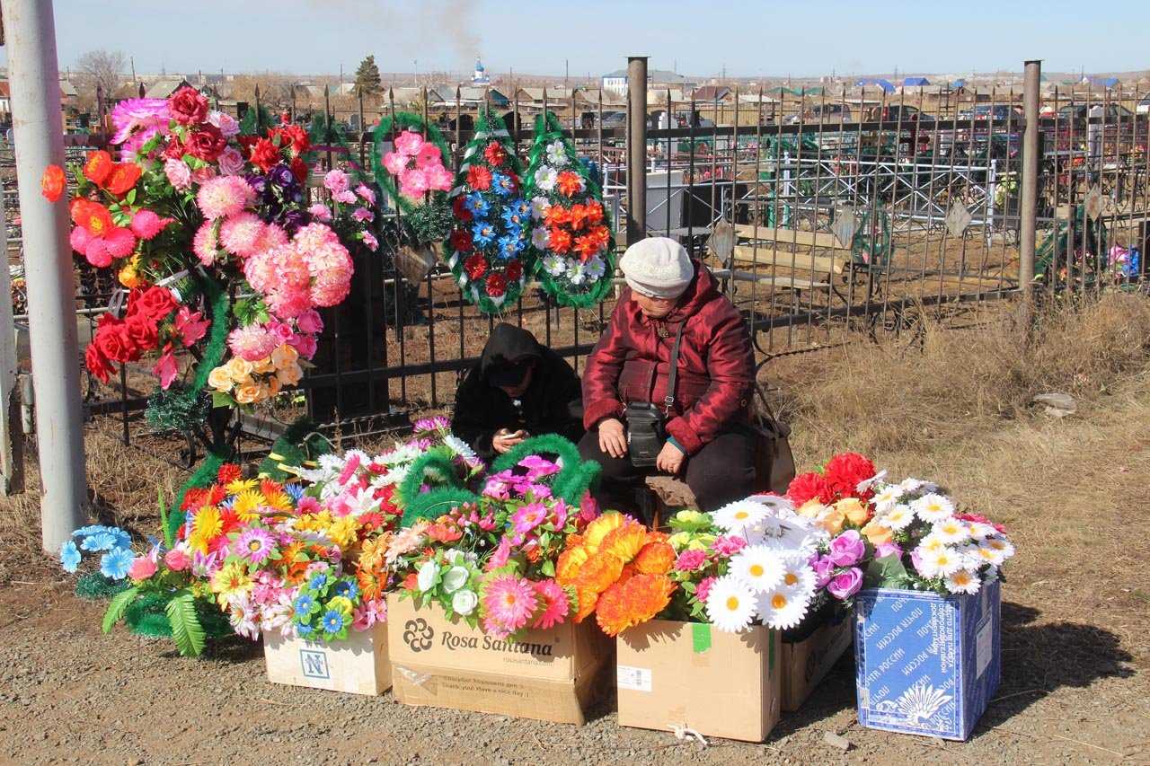 Из чего делают цветы на кладбище