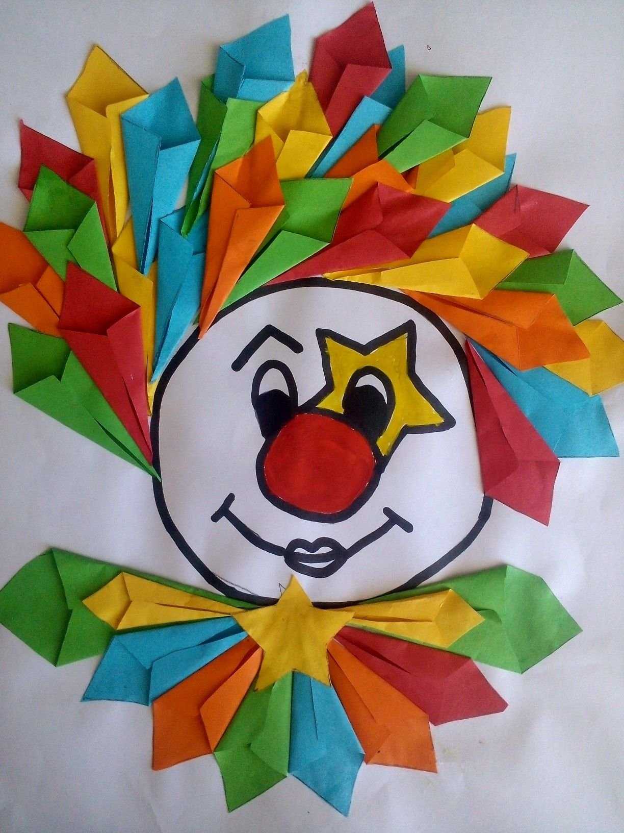 Сделать клоуна своими руками. Поделка клоун. Клоун поделка из бумаги. Клоун аппликация для детей. Поделка клоун из цветной бумаги.