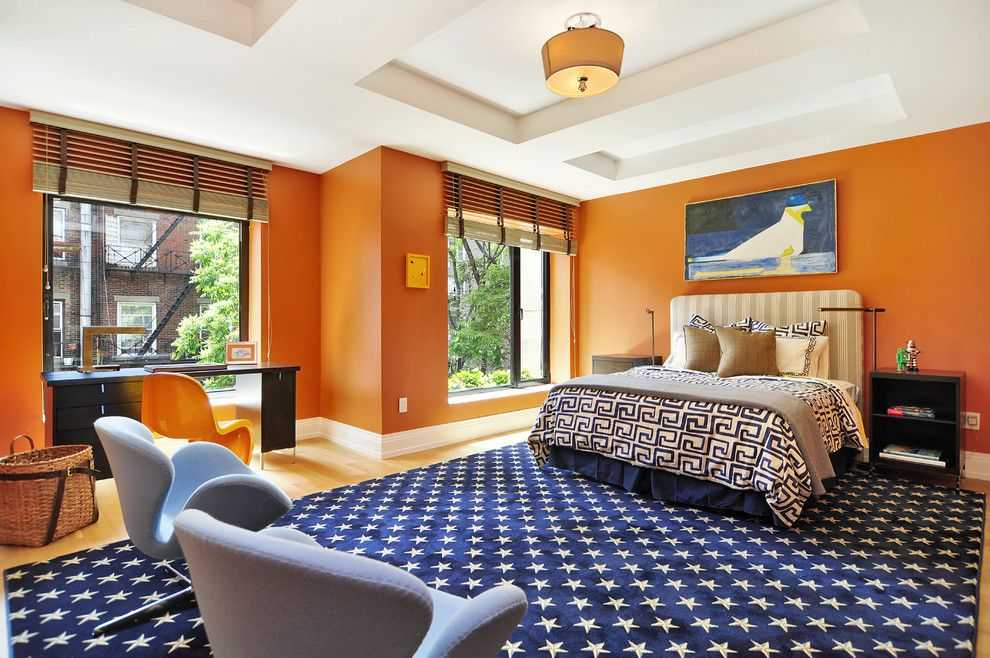 Оранжевая спальня. Оранжевый декор в интерьере. Дизайн спальня синий-оранж. Спальня с оранжевыми полами.