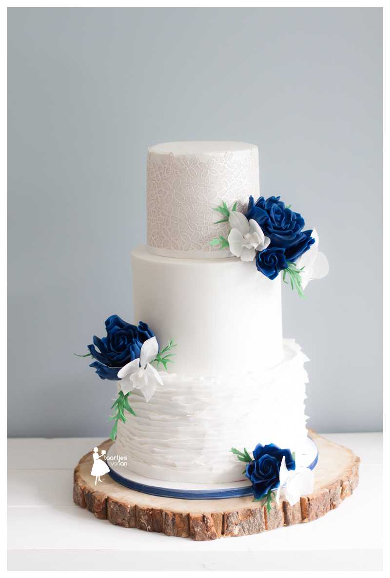 Кремово синий. Стильный свадебный торт. Свадебный торт с синими цветами. Свадебный торт в синем цвете. Свадебный торт синий с белым.
