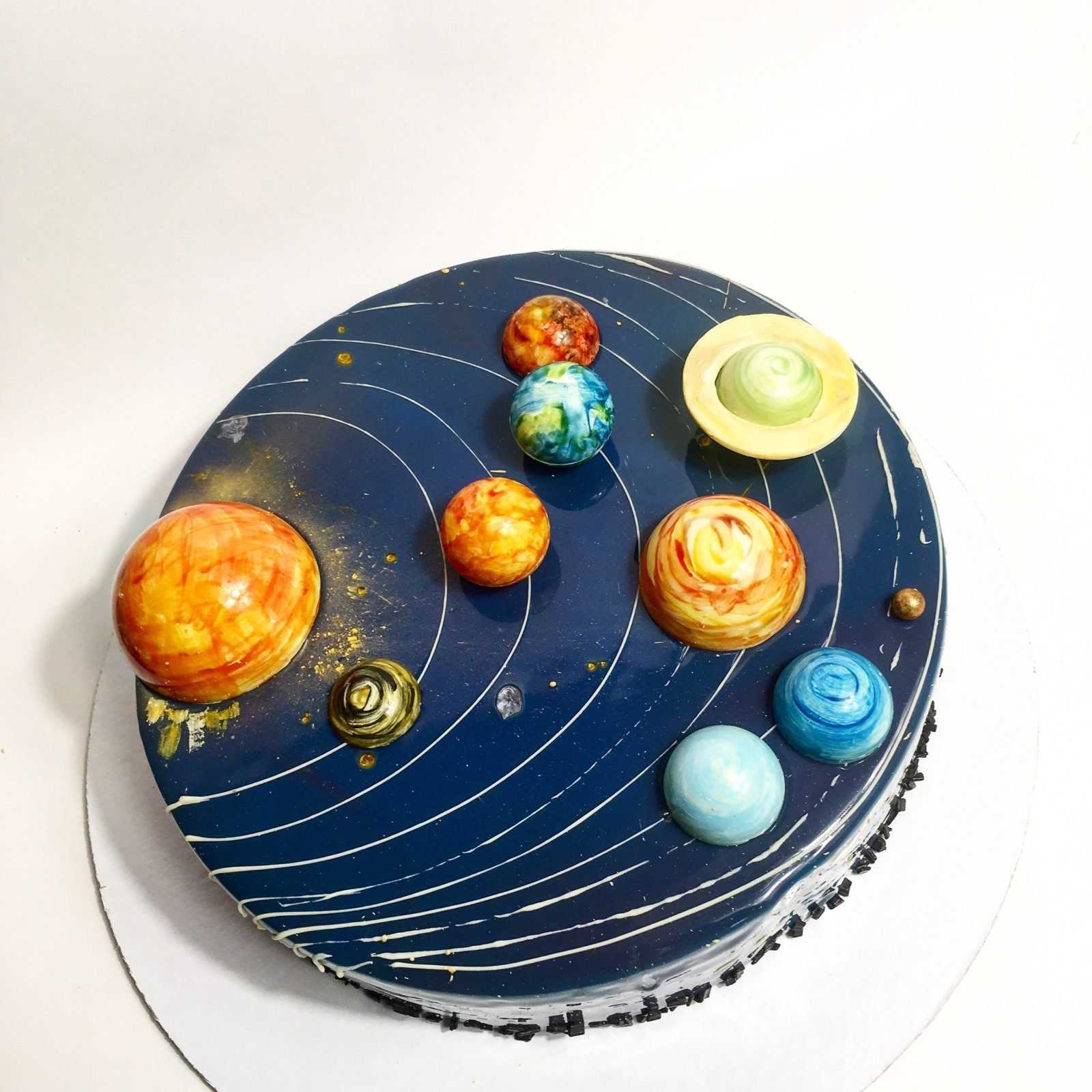 Украшать планету. Модель солнечной системы. Макет солнечной системы. Торты намкосмическкю тему. Поделка Солнечная система.