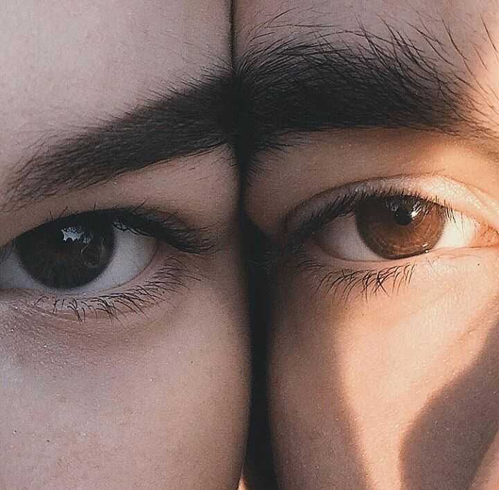 Глазок друзей. Глаза парня и девушки. Два глаза. Половина лица. Мужской и женский глаз.