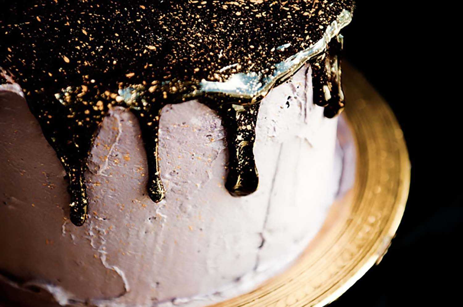 Золотая глазурь. Торт с блёстками. Шоколадный торт с блестками. Блестки на торте. Шоколадный торт с золотыми блестками.