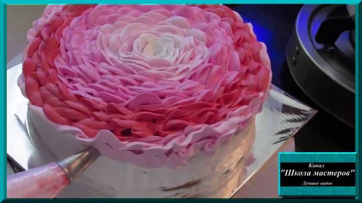Простой песочный торт с масляным кремом, джемом и шоколадным ганашем